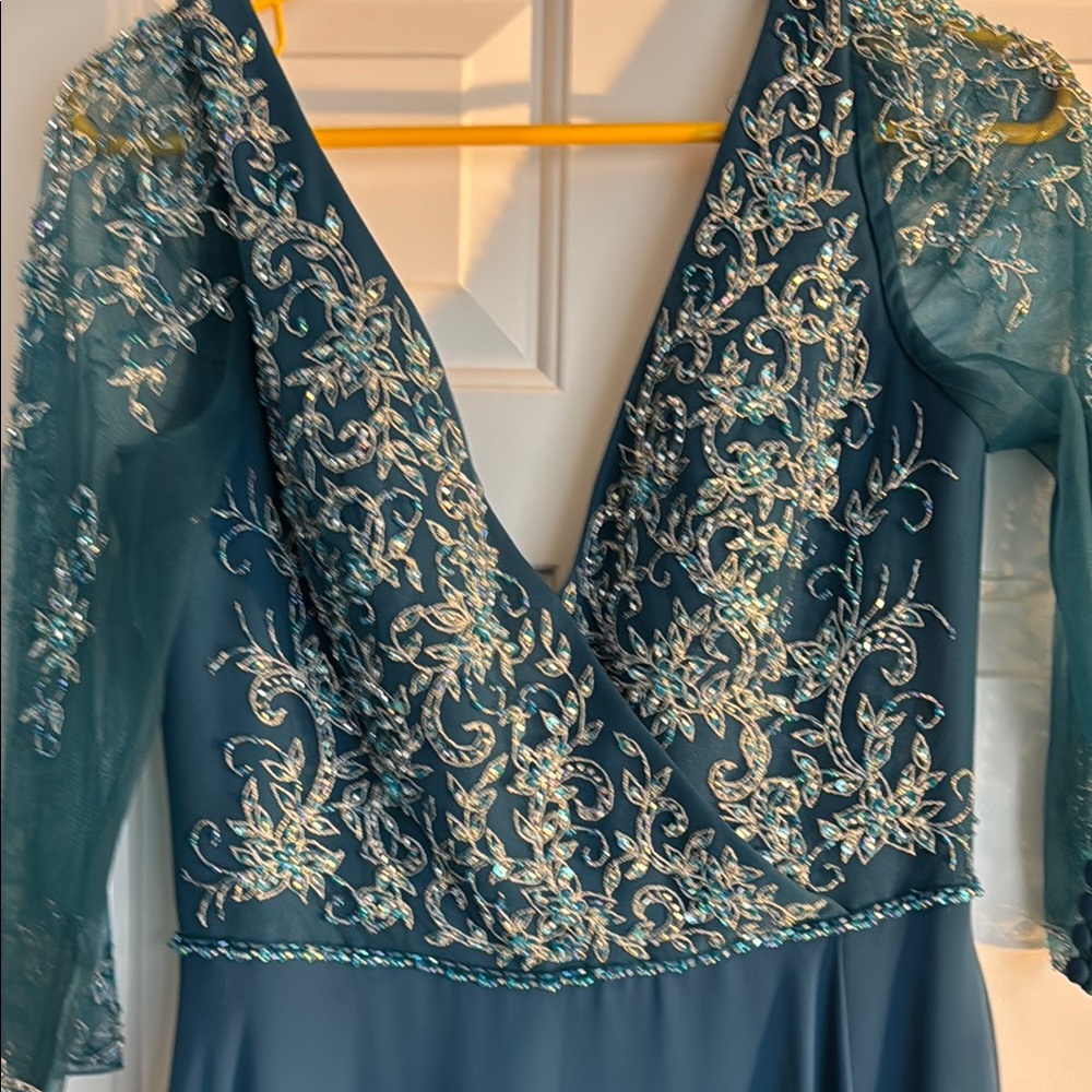Elegant Teal Evening Gown - Picture 5 of 8